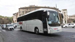 Bus turistico in via Petroselli a Roma