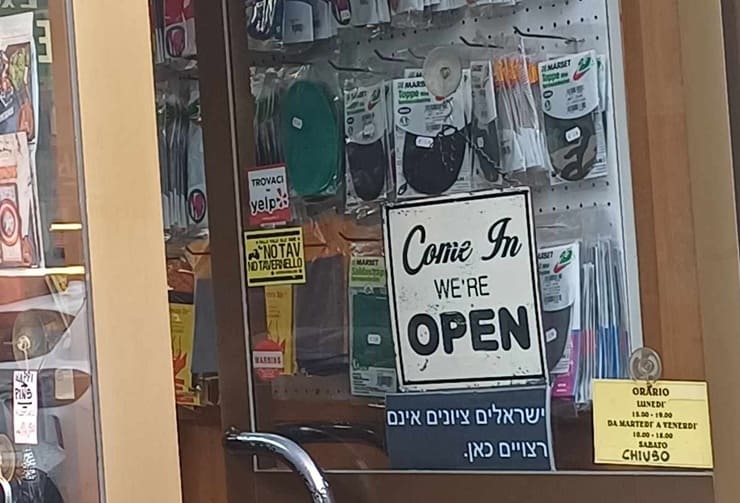 Cartello antisemita all’ingresso di un negozio a Milano. Antisemitismo