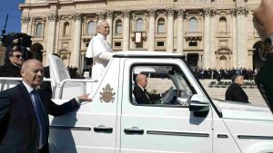 Papa Leone XIV sulla Papamobile