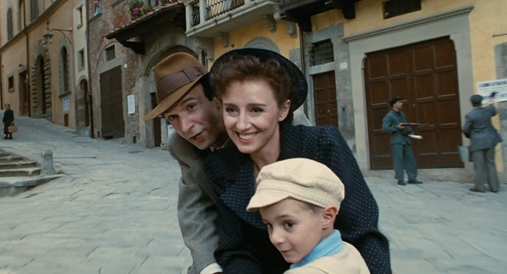 Roberto Benigni, Nicoletta Braschi e Giorgio Cantarini in una scena de “La vita è bella”