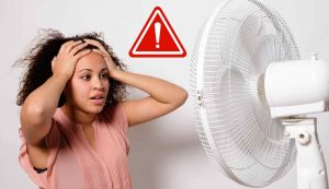 Donna con ventilatore
