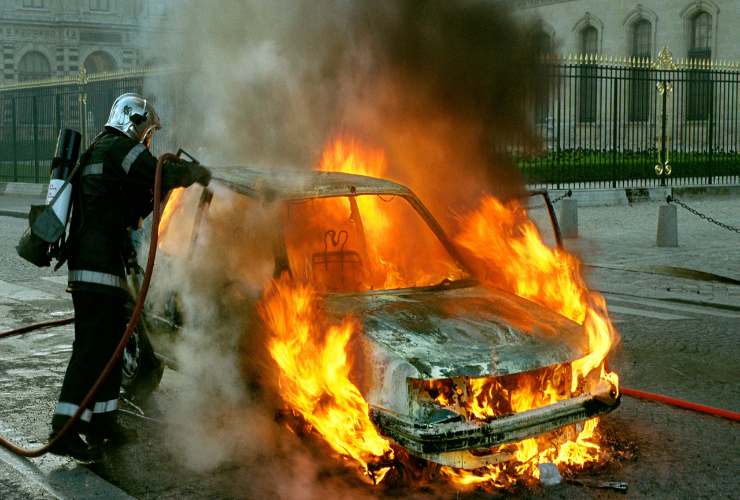 Auto incendiata