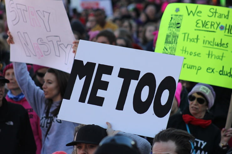 Cartello “Me Too” durante una manifestazione
