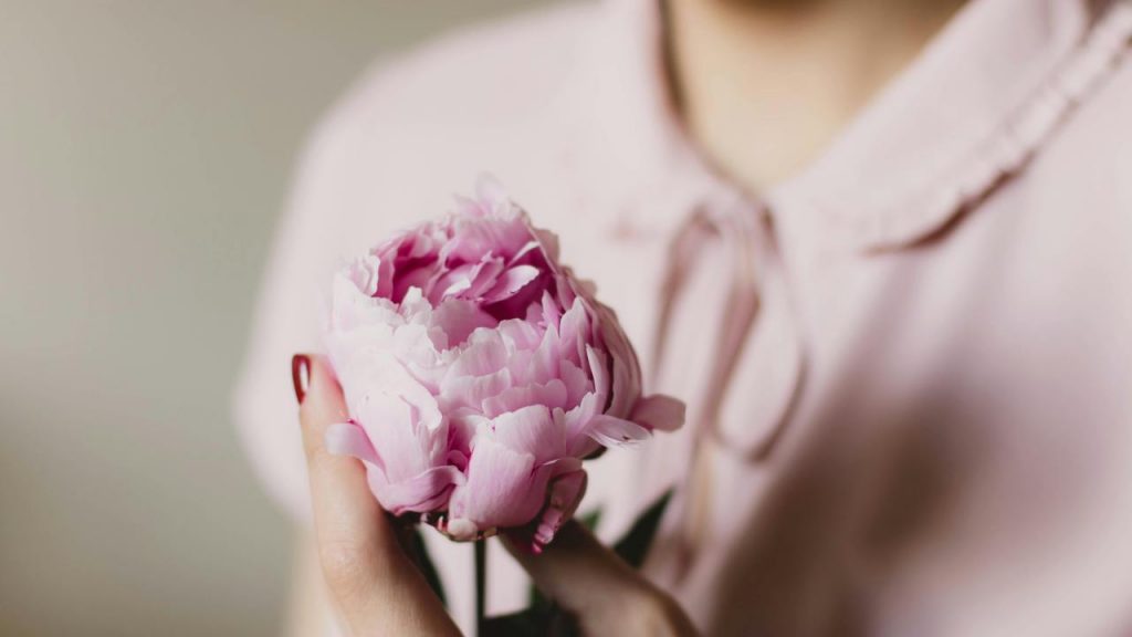 Donna con fiore, pexels, kpaukshtite