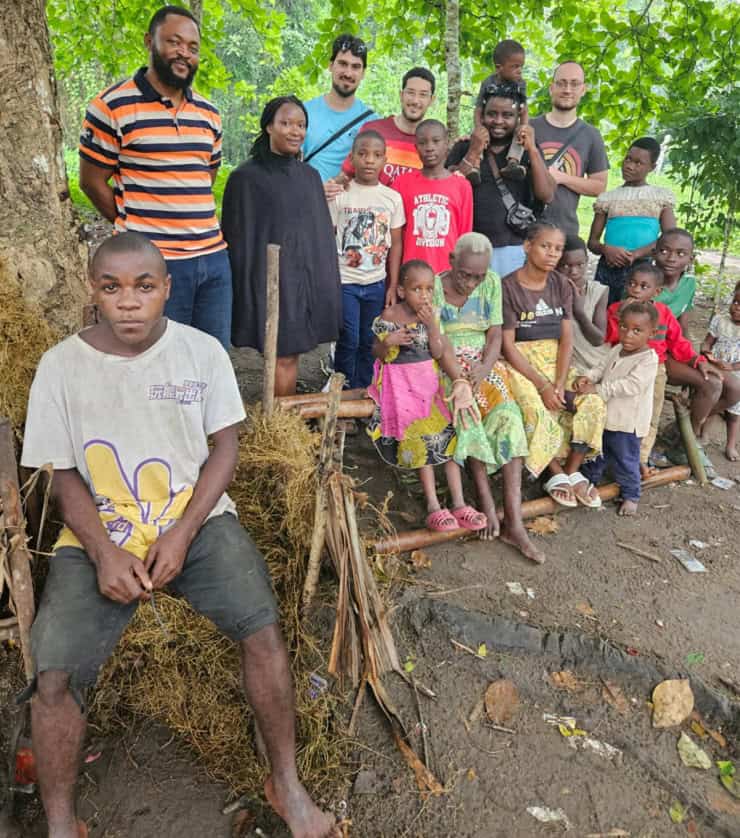 Foto di gruppo con la famiglia reale dei Pigmei Bagyeli, in Camerun, Africa
