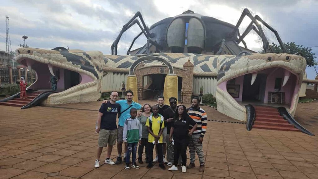 Foto di gruppo fuori dal Museo dei Re Bamoun a Foumban, in Camerun, Africa