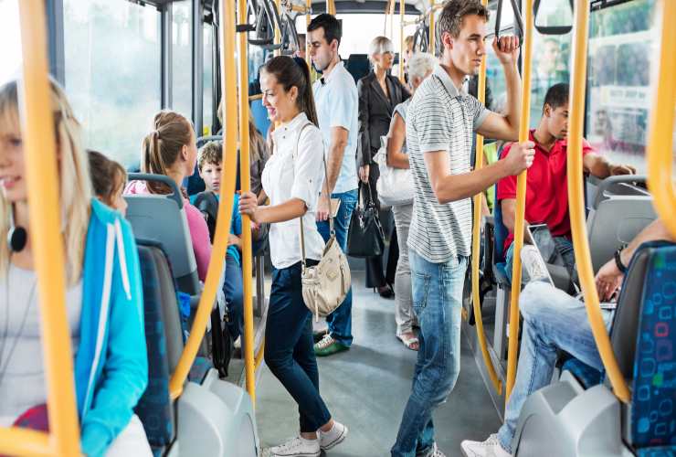 Giovani in autobus