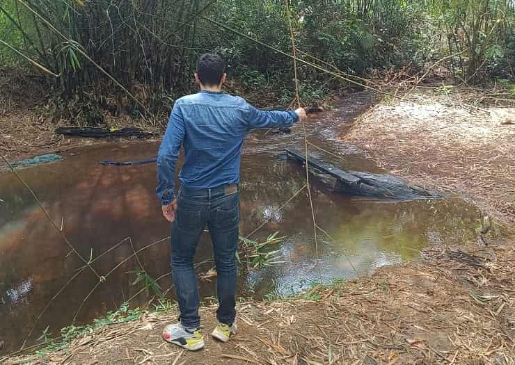 Lo scrivente accanto al fiume di Ndjockloumbe, in Camerun, Africa