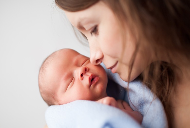 Mamma con neonato
