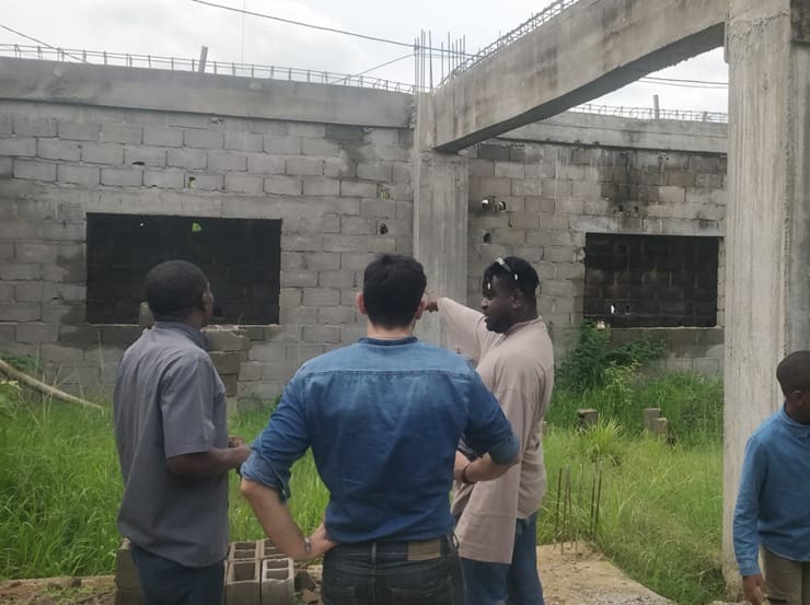 Padre Jean Baptiste ci mostra il cantiere dell’oratorio a Édéa, in Camerun, Africa