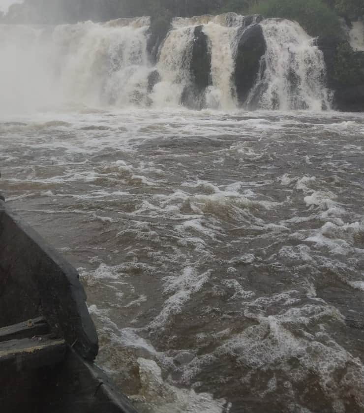 Vista delle Cascate di Lobé dalla piroga
