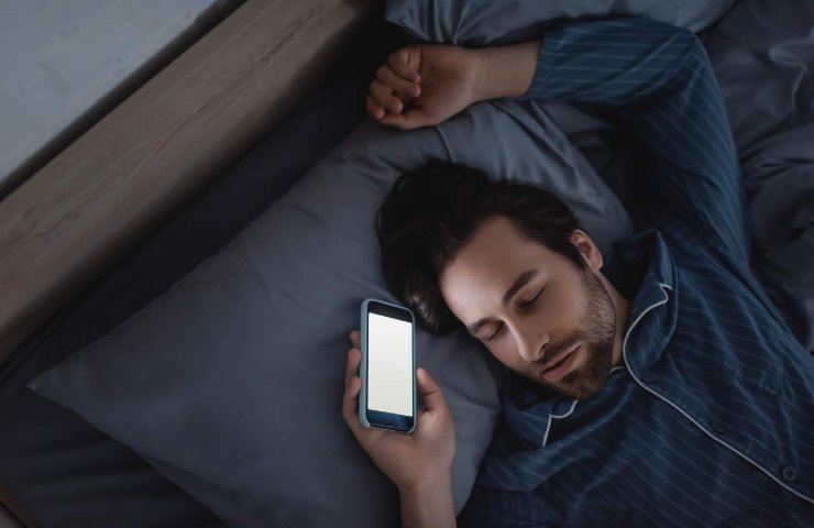 Dormire con il cellulare - Romait.it