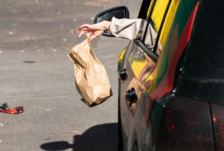 Gettare rifiuti da auto
