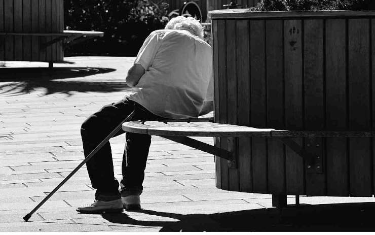 Anziano preoccupato - Romait.it