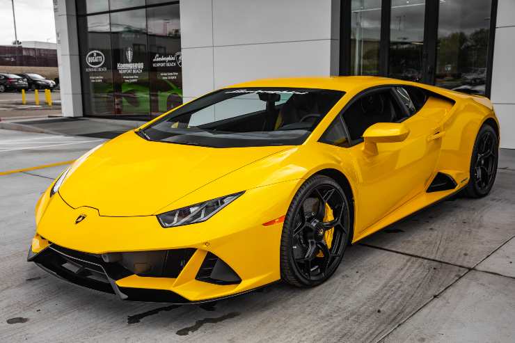 Auto gialla - Romait.it
