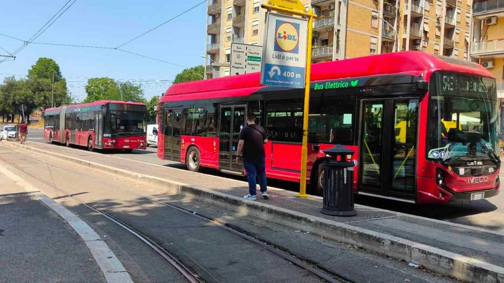 Autobus, linea tram