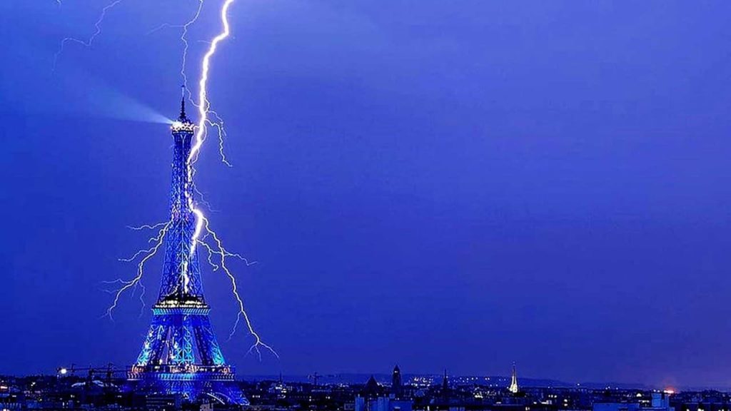 Crisi della Francia, fulmini sulla Torre Eiffel