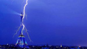 Crisi della Francia, fulmini sulla Torre Eiffel