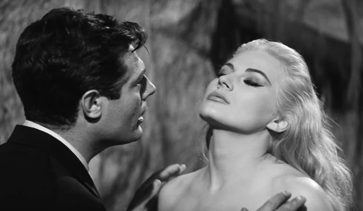 Marcello Mastroianni e Anita Ekberg nella celebre scena della Fontana di Trevi ne La dolce vita