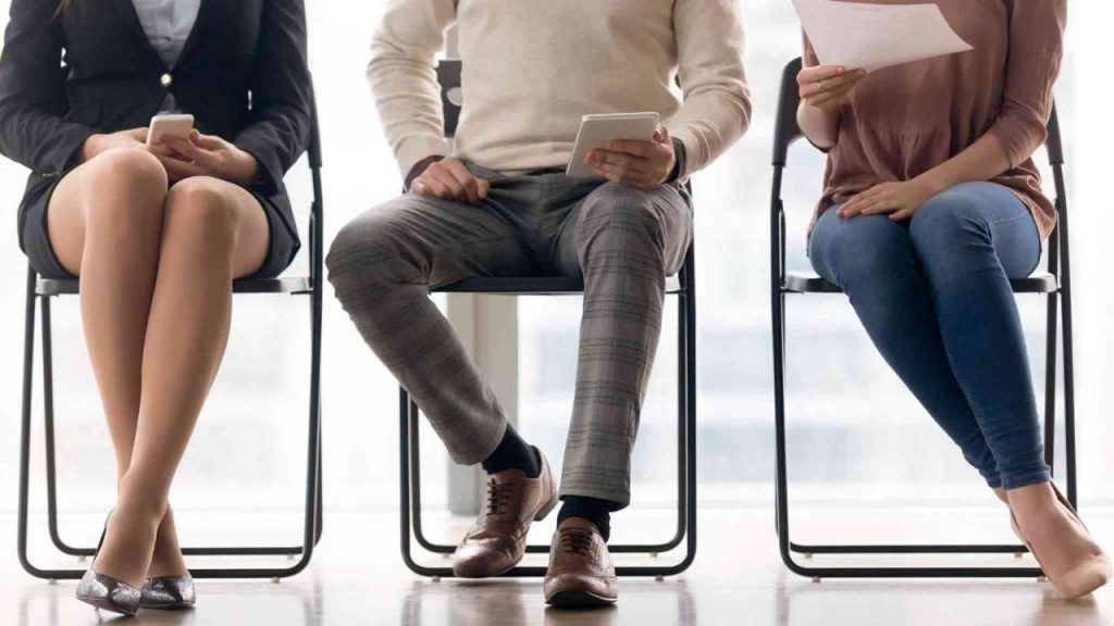 Persone sedute in attesa di essere chiamate