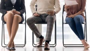 Persone sedute in attesa di essere chiamate