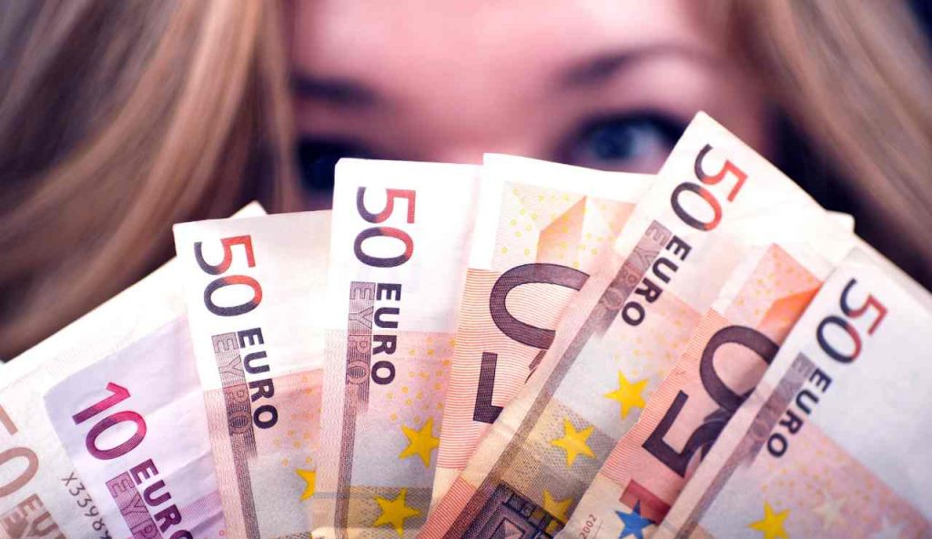 Ragazza con banconote euro
