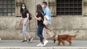 Via del Corso, con mascherina a passeggio con cane