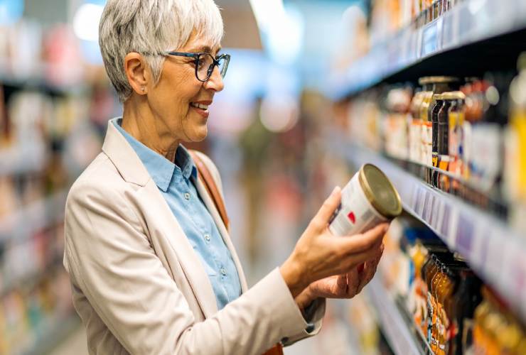 Anziana al supermercato