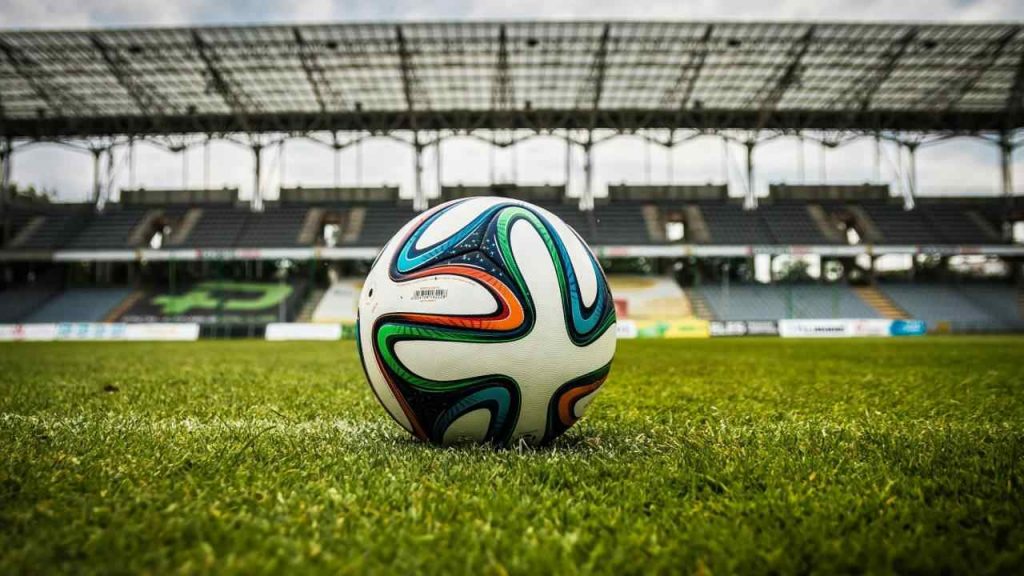 Pallone su un campo di calcio