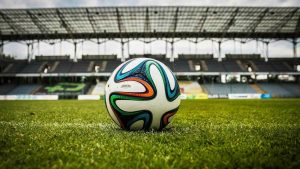 Pallone su un campo di calcio