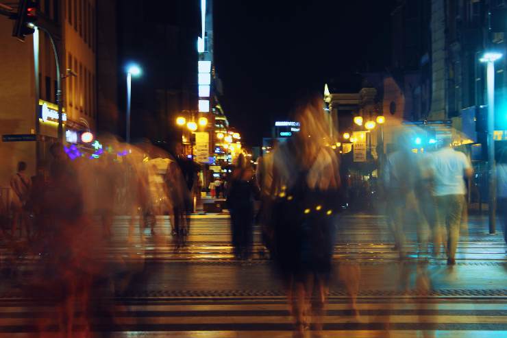 Camminare per strada di sera - Romait.it