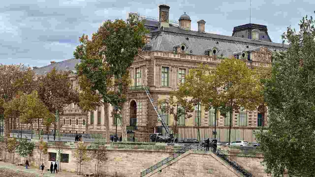Il Louvre con il montacarichi usato per il furto al museo