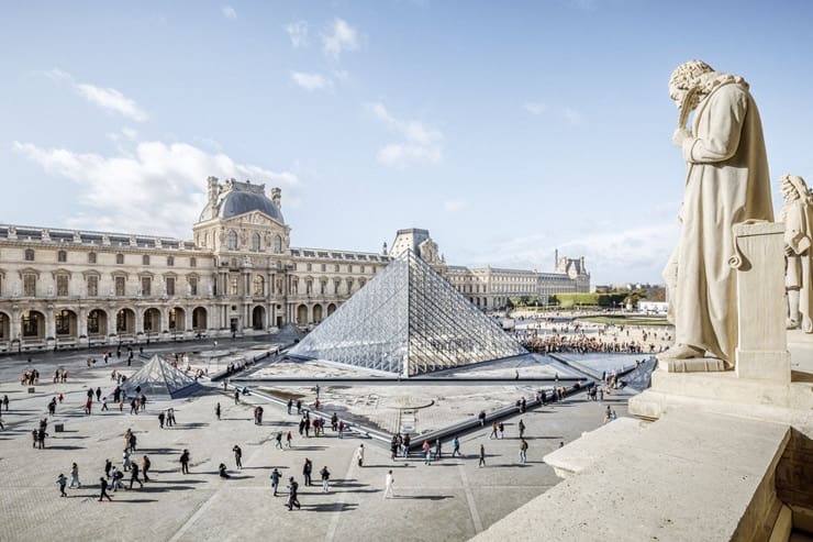Il museo del Louvre con la celebre Piramide