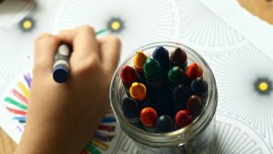 Mano bambino, scuola infanzia, pexels, pixabay