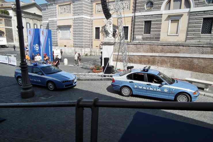 Polizia fuori scuola - Romait.it