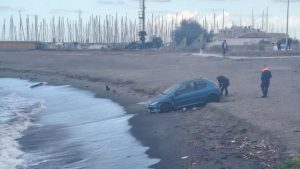 Ostia, auto sulla spiaggia