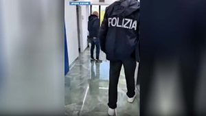 Polizia nella Clinica cinese