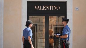 Carabinieri alla boutique Valentino al centro di Roma
