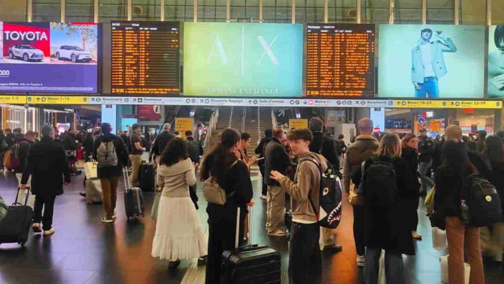 Viaggiatori nella galleria della stazione Termini di Roma
