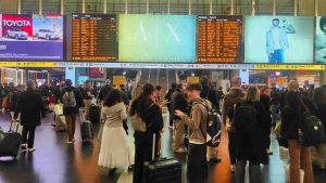 Viaggiatori nella galleria della stazione Termini di Roma