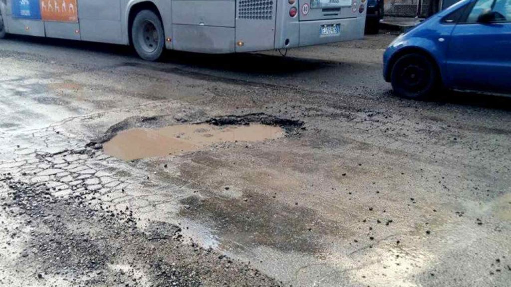 Buche nelle strade di Roma