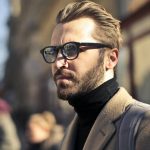 Uomo con occhiali, pexels, olly