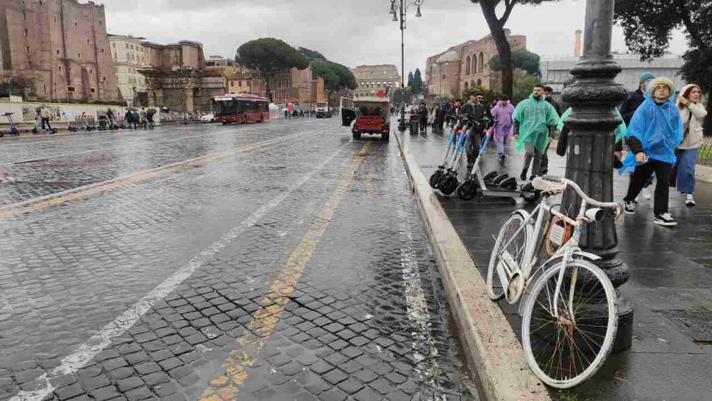 Bici bianca ai Fori Imperiali