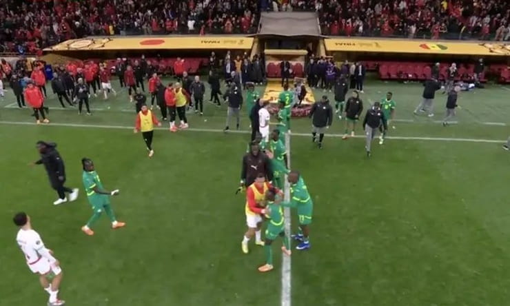 I giocatori del Senegal abbandonano il campo per protesta durante la finale della CAN 2025