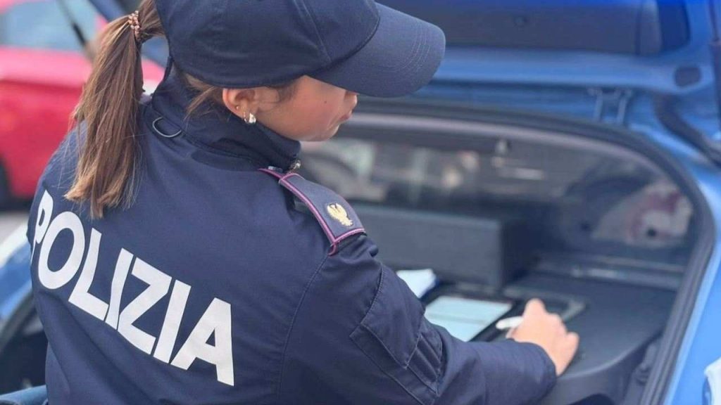 Polizia, agente donna