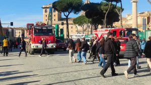 Caduta albero via dei Fori Imperiali soccorsi
