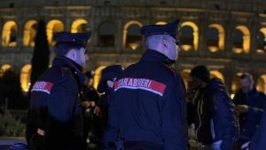 Colosseo. Controlli dei Carabinieri con metal detector