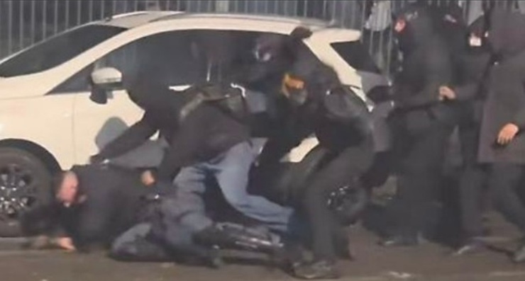 L’aggressione a un poliziotto durante il corteo contro lo sgombero di Askatasuna