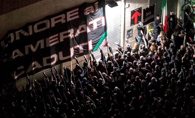 Saluti romani durante una commemorazione della strage di Acca Larentia. Fascismo