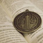 Medaglia di Santo sulla Bibbia